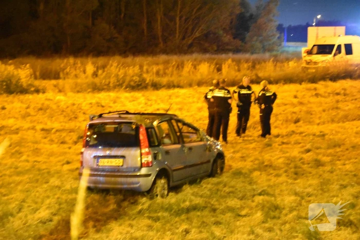 19-jarige bestuurder uit auto geslingerd en overleden