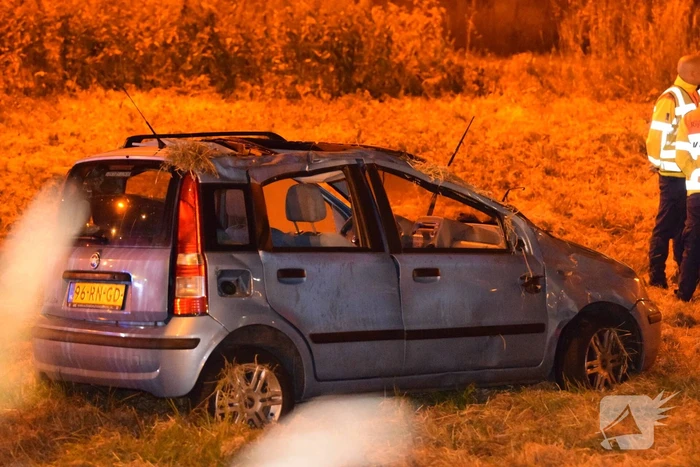 19-jarige bestuurder uit auto geslingerd en overleden