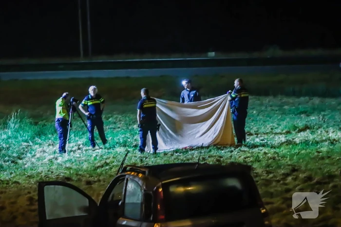 19-jarige bestuurder uit auto geslingerd en overleden