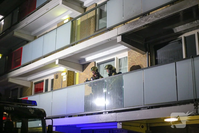 Flatwoning onbewoonbaar door grote uitslaande brand