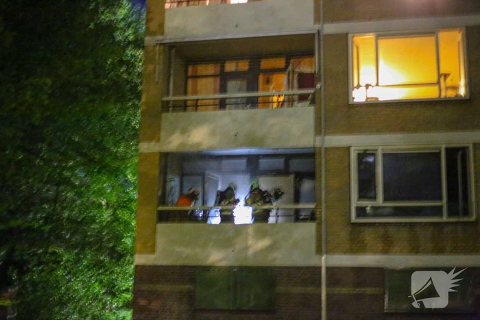 Flatwoning onbewoonbaar door grote uitslaande brand