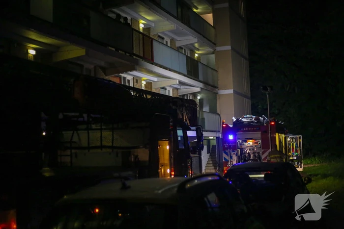 Flatwoning onbewoonbaar door grote uitslaande brand