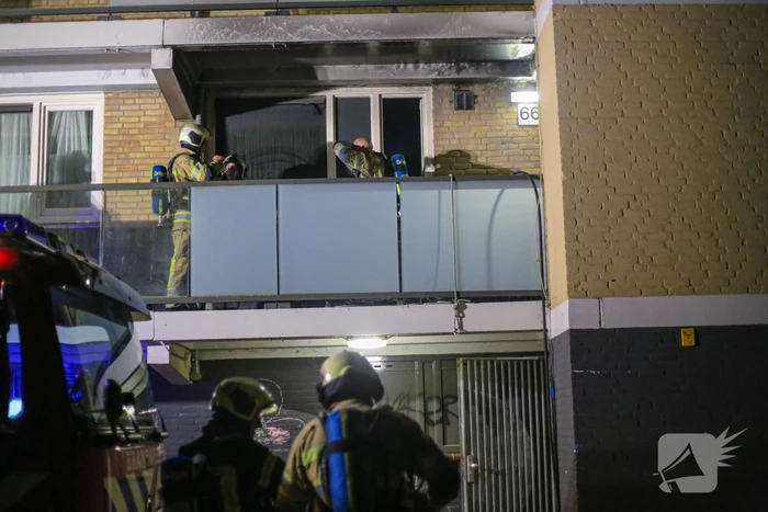 Flatwoning onbewoonbaar door grote uitslaande brand