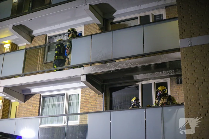 Flatwoning onbewoonbaar door grote uitslaande brand