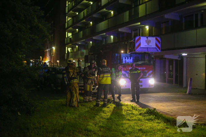 Flatwoning onbewoonbaar door grote uitslaande brand