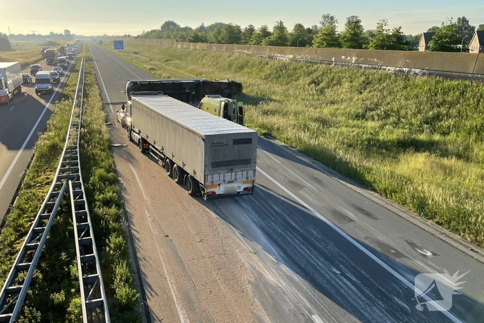 Vrachtwagen op zijn kant snelweg dicht