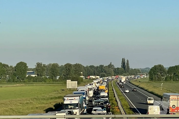 Vrachtwagen op zijn kant snelweg dicht