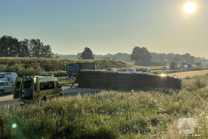 Vrachtwagen op zijn kant snelweg dicht