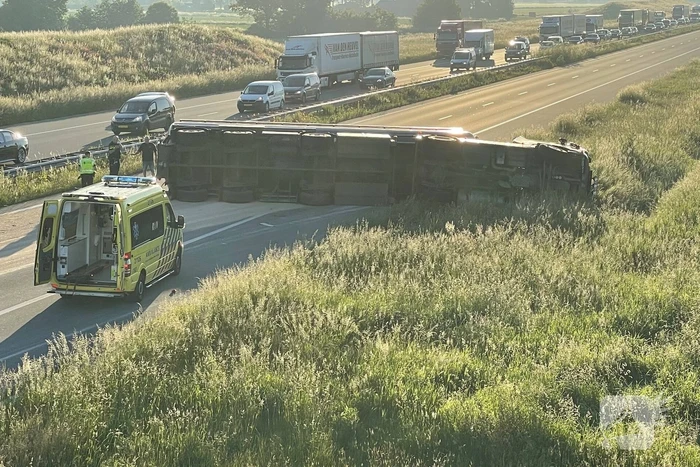 Vrachtwagen op zijn kant snelweg dicht
