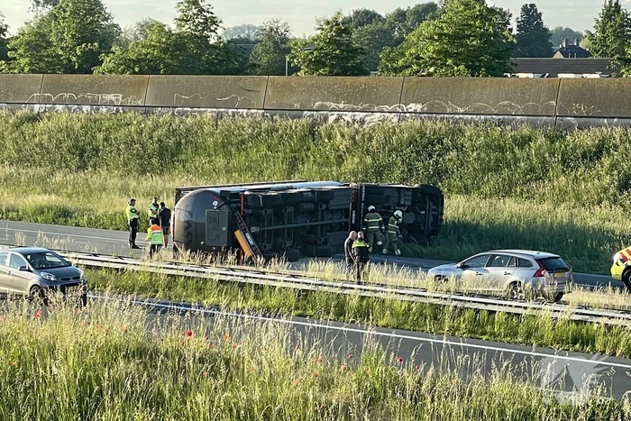 Vrachtwagen op zijn kant snelweg dicht