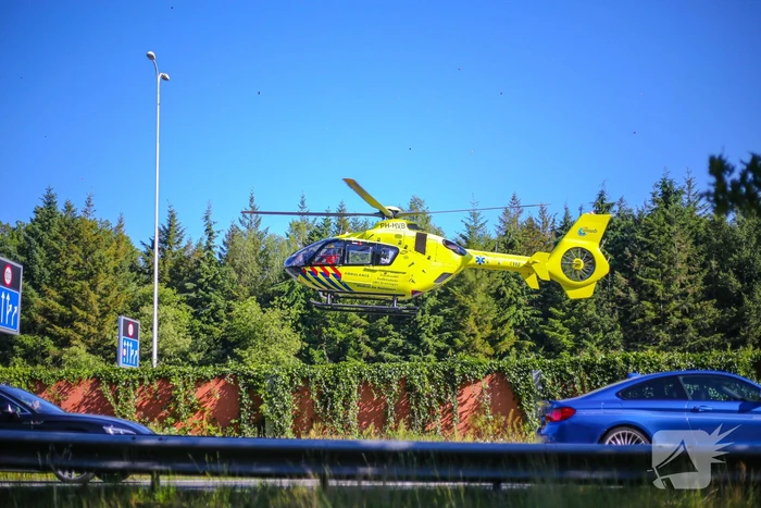 A28 deels dicht na ongeluk, traumahelikopter landt op snelweg