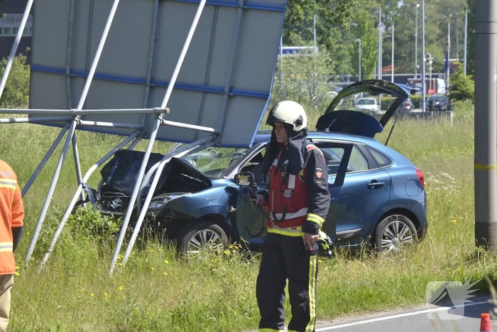Automobilist knalt op verkeersbord