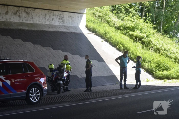 Automobilist knalt op verkeersbord