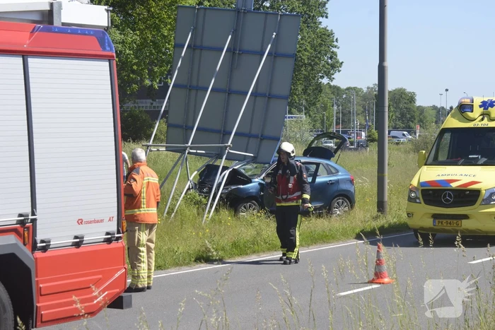 Automobilist knalt op verkeersbord