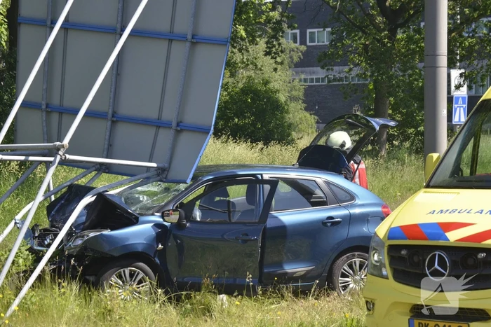 Automobilist knalt op verkeersbord