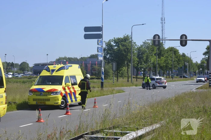 Automobilist knalt op verkeersbord
