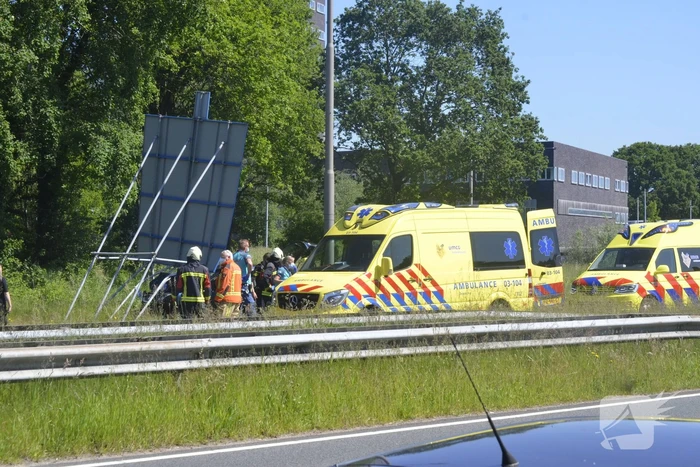 Automobilist knalt op verkeersbord