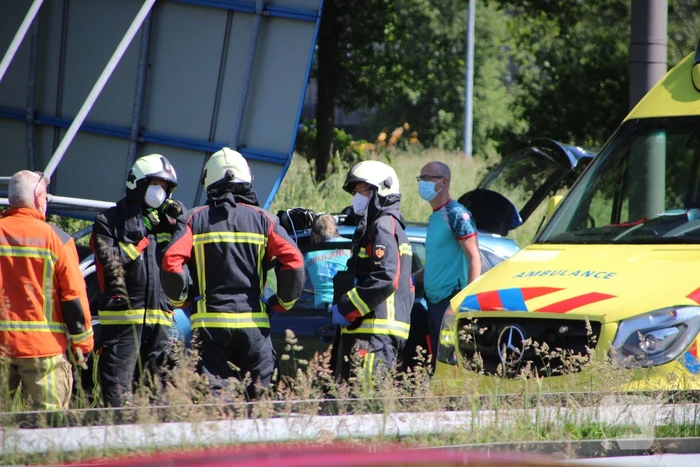 Automobilist knalt op verkeersbord