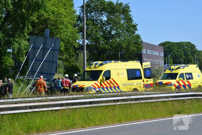 Automobilist knalt op verkeersbord