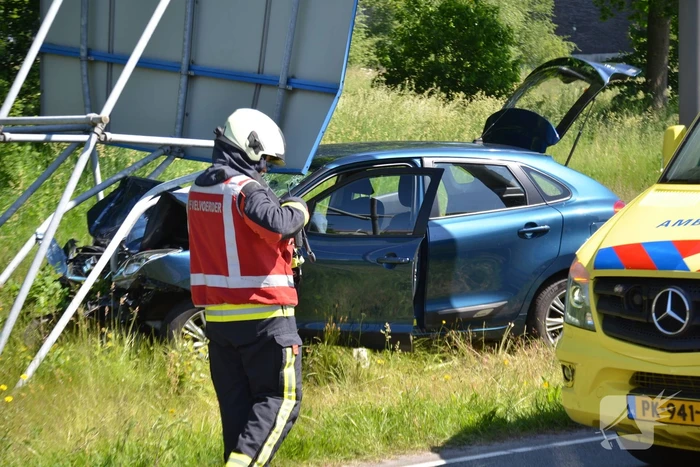 Automobilist knalt op verkeersbord