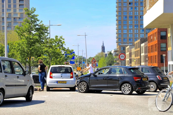 Twee auto's botsen op kruising