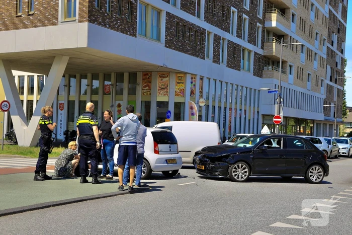 Twee auto's botsen op kruising