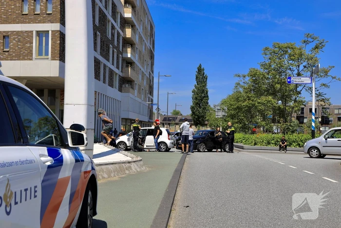 Twee auto's botsen op kruising