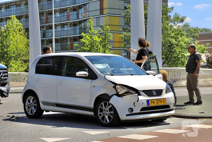 Twee auto's botsen op kruising