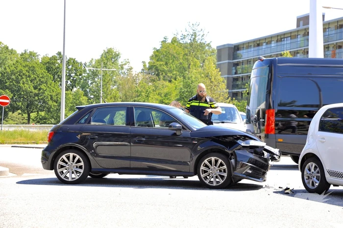 Twee auto's botsen op kruising