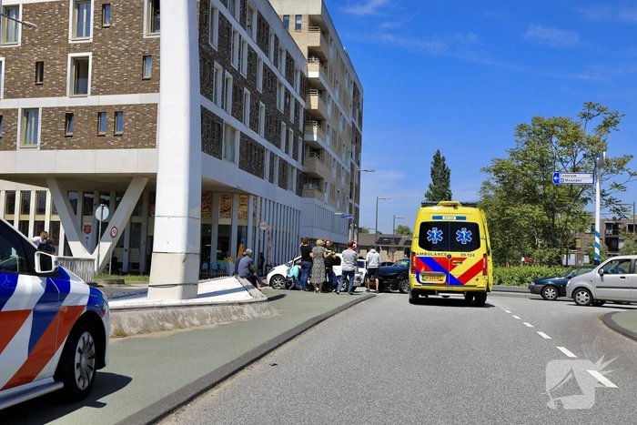 Twee auto's botsen op kruising