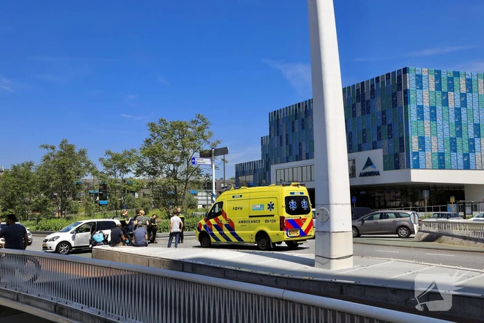 Twee auto's botsen op kruising