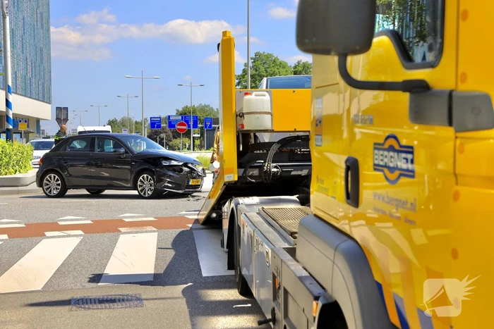 Twee auto's botsen op kruising