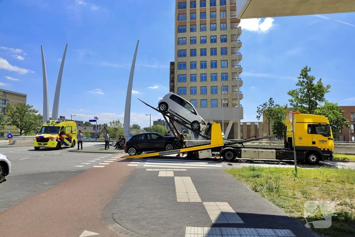 Twee auto's botsen op kruising