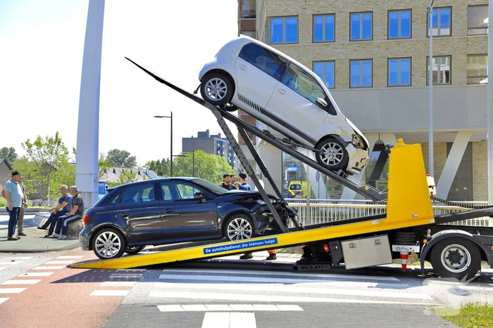 Twee auto's botsen op kruising