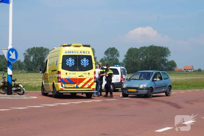 Snorfietser botst met auto