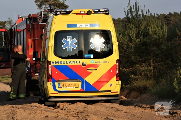 Ambulance rijdt zich vast op oefenterrein