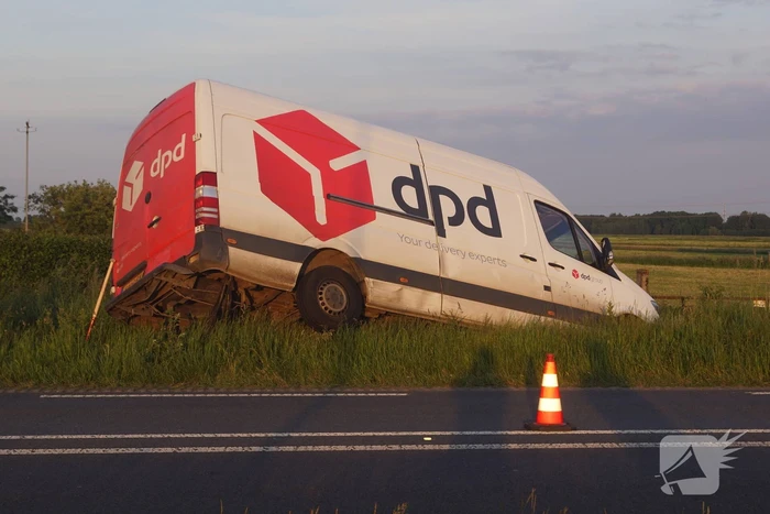 Bestelbus belandt in sloot bij uitwijkmanoeuvre