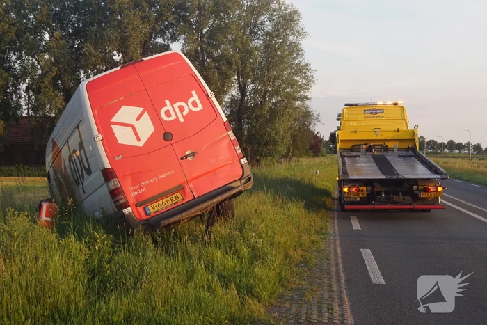 Bestelbus belandt in sloot bij uitwijkmanoeuvre