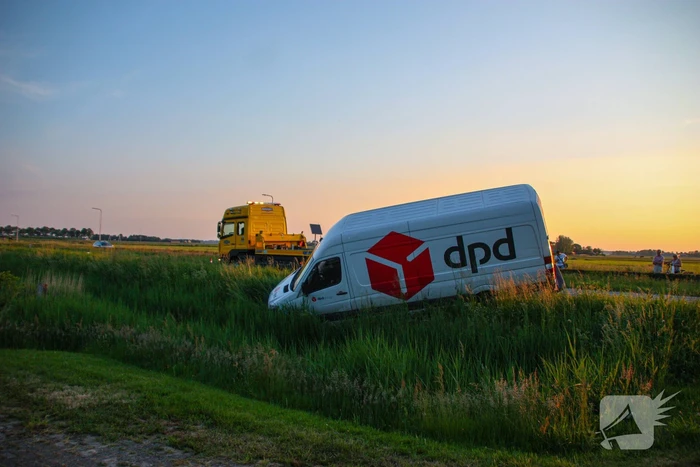 Bestelbus belandt in sloot bij uitwijkmanoeuvre