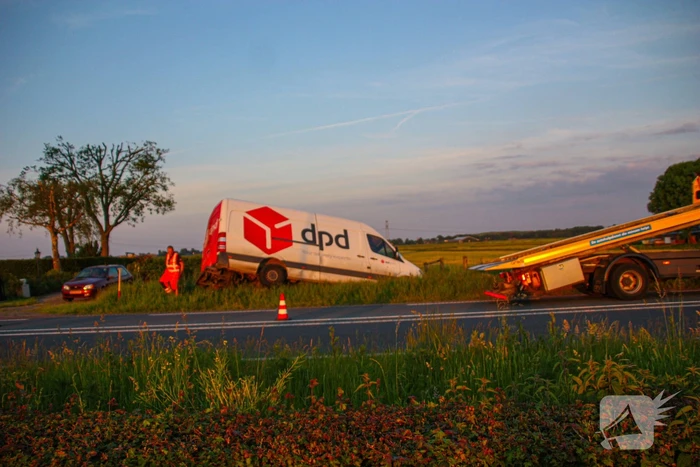 Bestelbus belandt in sloot bij uitwijkmanoeuvre