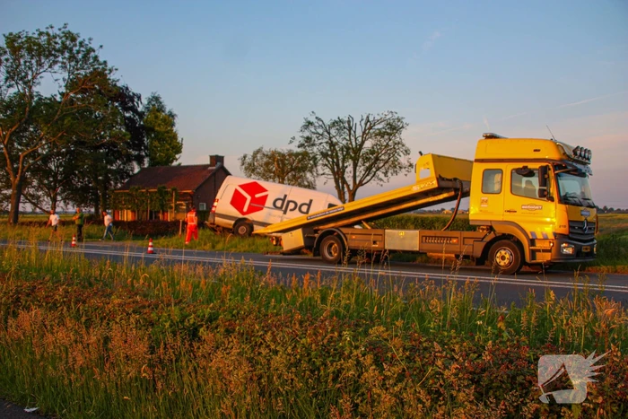 Bestelbus belandt in sloot bij uitwijkmanoeuvre