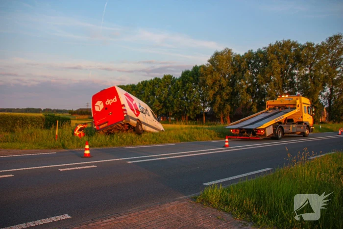 Bestelbus belandt in sloot bij uitwijkmanoeuvre