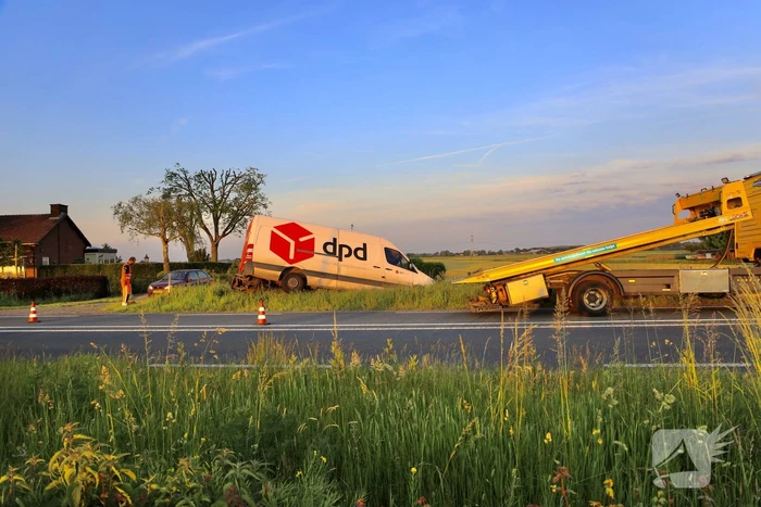 Bestelbus belandt in sloot bij uitwijkmanoeuvre