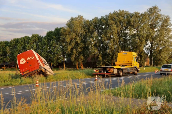 Bestelbus belandt in sloot bij uitwijkmanoeuvre