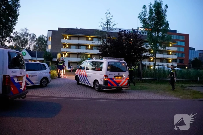 Zwaargewonde mannen in hotelkamer aangetroffen