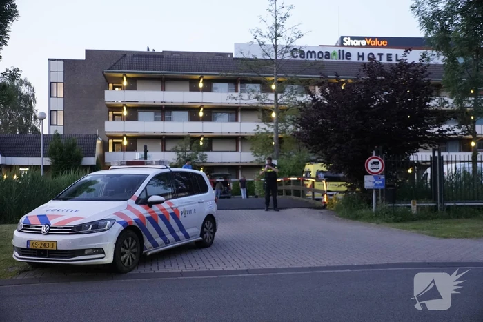 Zwaargewonde mannen in hotelkamer aangetroffen