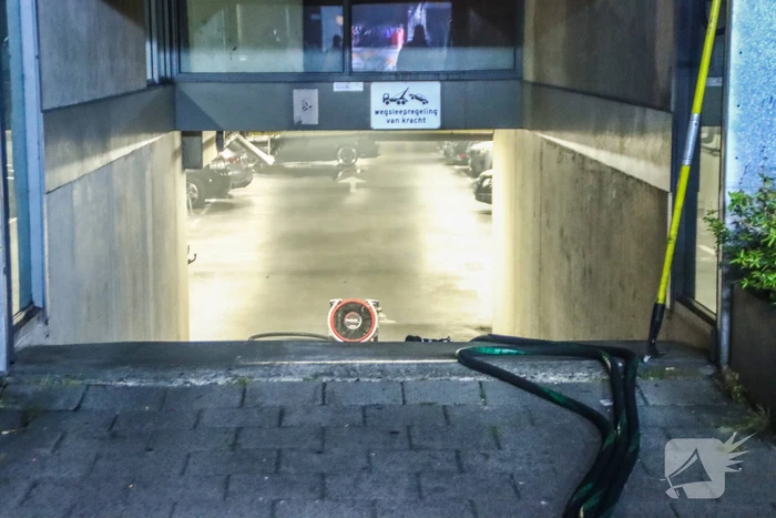 Motor brandt uit in parkeergarage