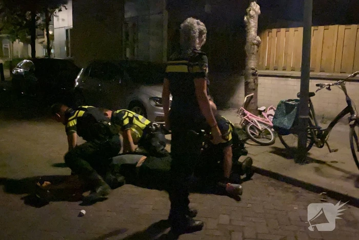 Twee aanhoudingen na achtervolging personenauto met schade