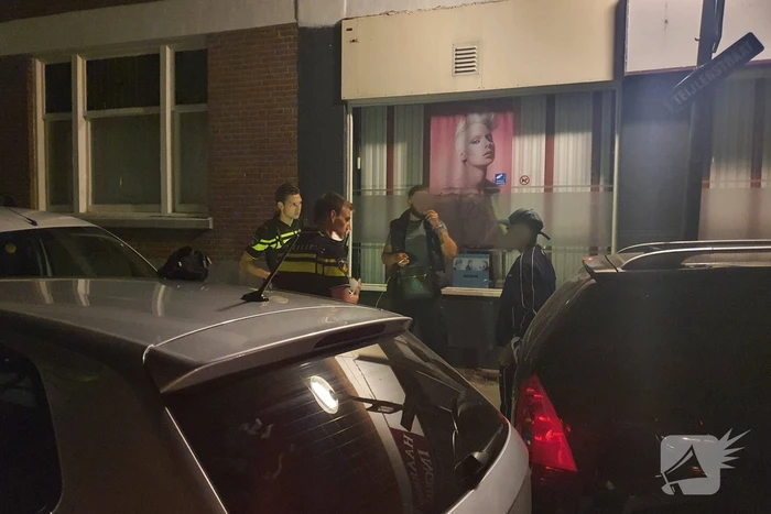 Twee aanhoudingen na achtervolging personenauto met schade