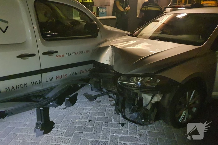 Twee aanhoudingen na achtervolging personenauto met schade